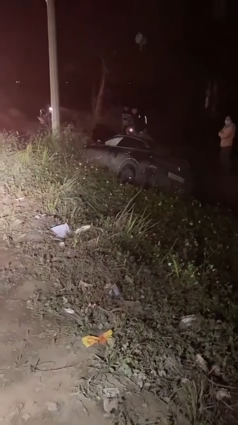 Đối diện Nhà hàng Ba Vì