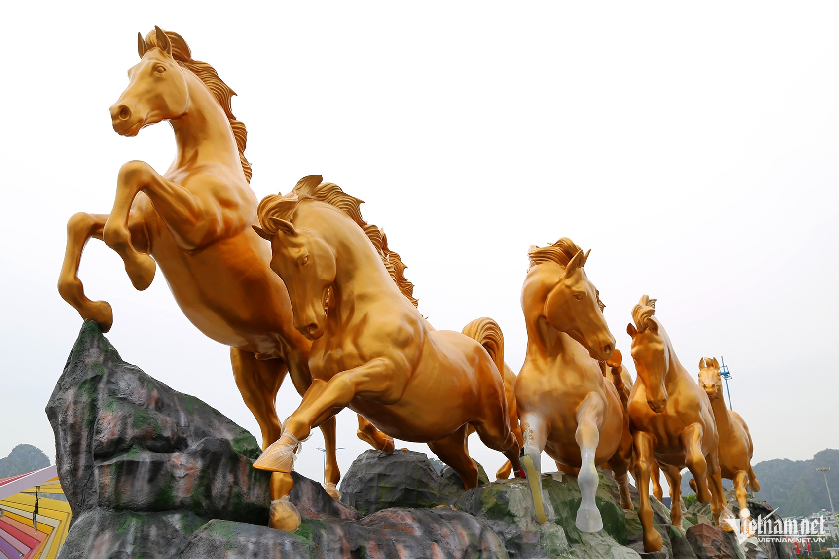 Linh vật ‘Bát Mã’ khổng lồ tung vó dũng mãnh tại Quảng Ninh