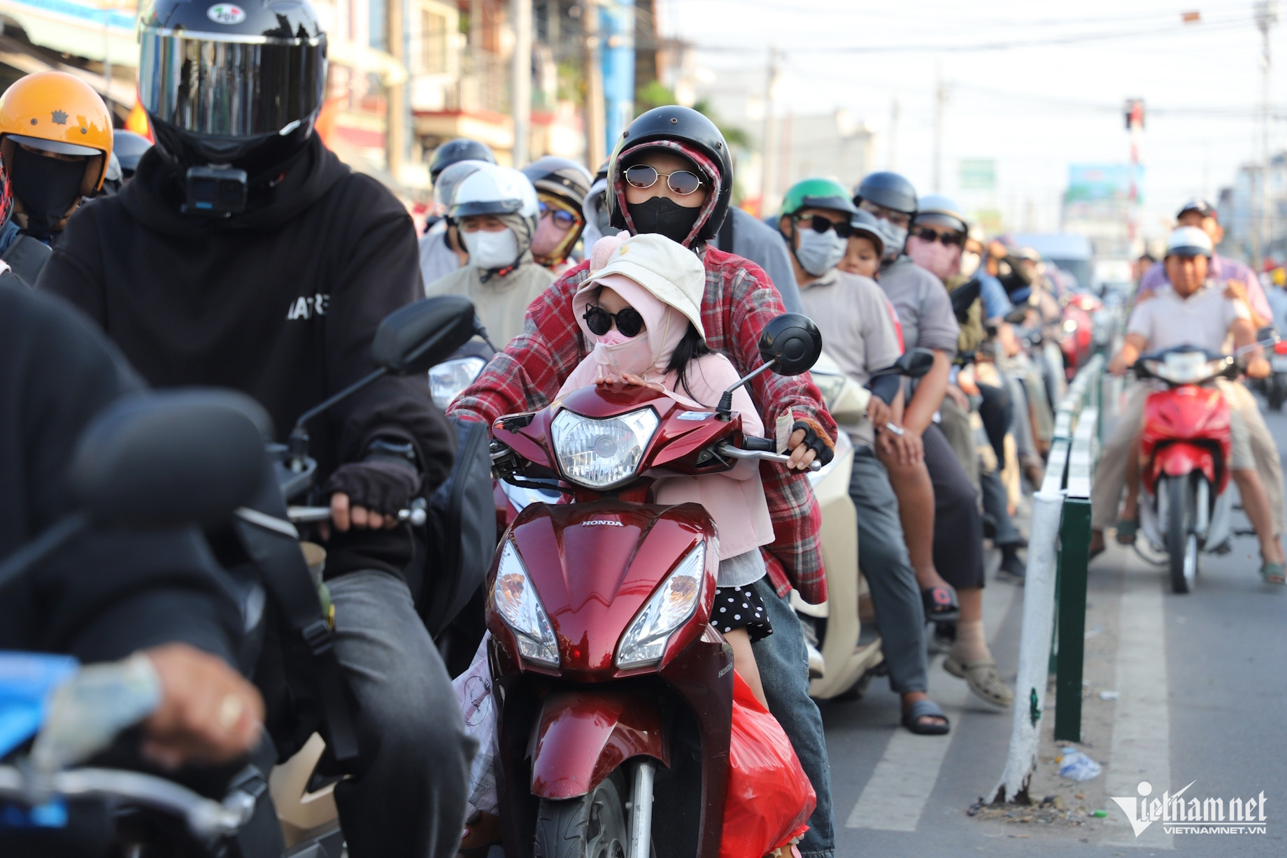 Trở lại TPHCM sau Tết, dòng người kẹt cứng 2km ở phà Cát Lái