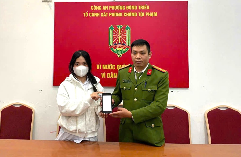 Nữ sinh lớp 11 bất ngờ nhận được 100 triệu từ số tài khoản lạ, vội trình báo công an