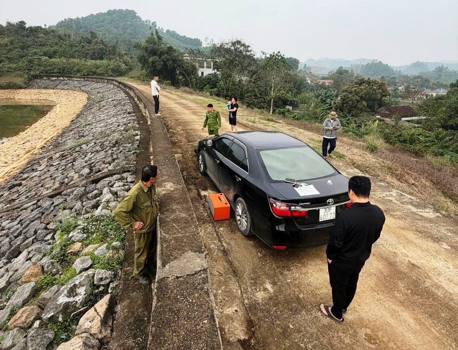 Người đàn ông Ninh Bình để ô tô cùng tờ giấy ‘tuyệt mệnh’ trên bờ hồ