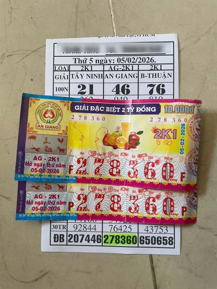 Trúng độc đắc, người thợ hồ từ Hưng Yên vào TP.HCM đổi thưởng, tay run không ký nổi