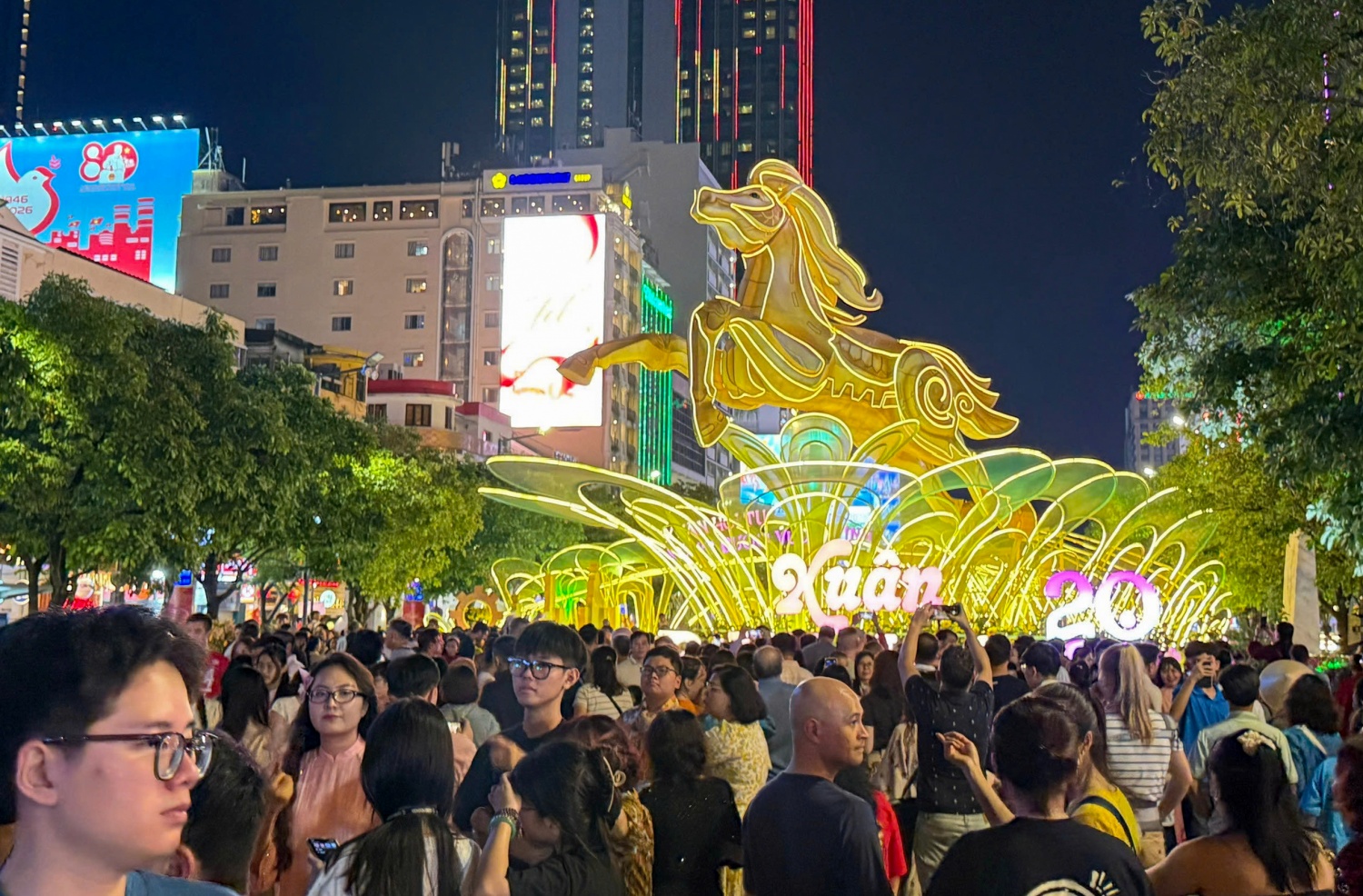 Người dân nô nức đổ về trung tâm TP HCM trước thời khắc giao thừa