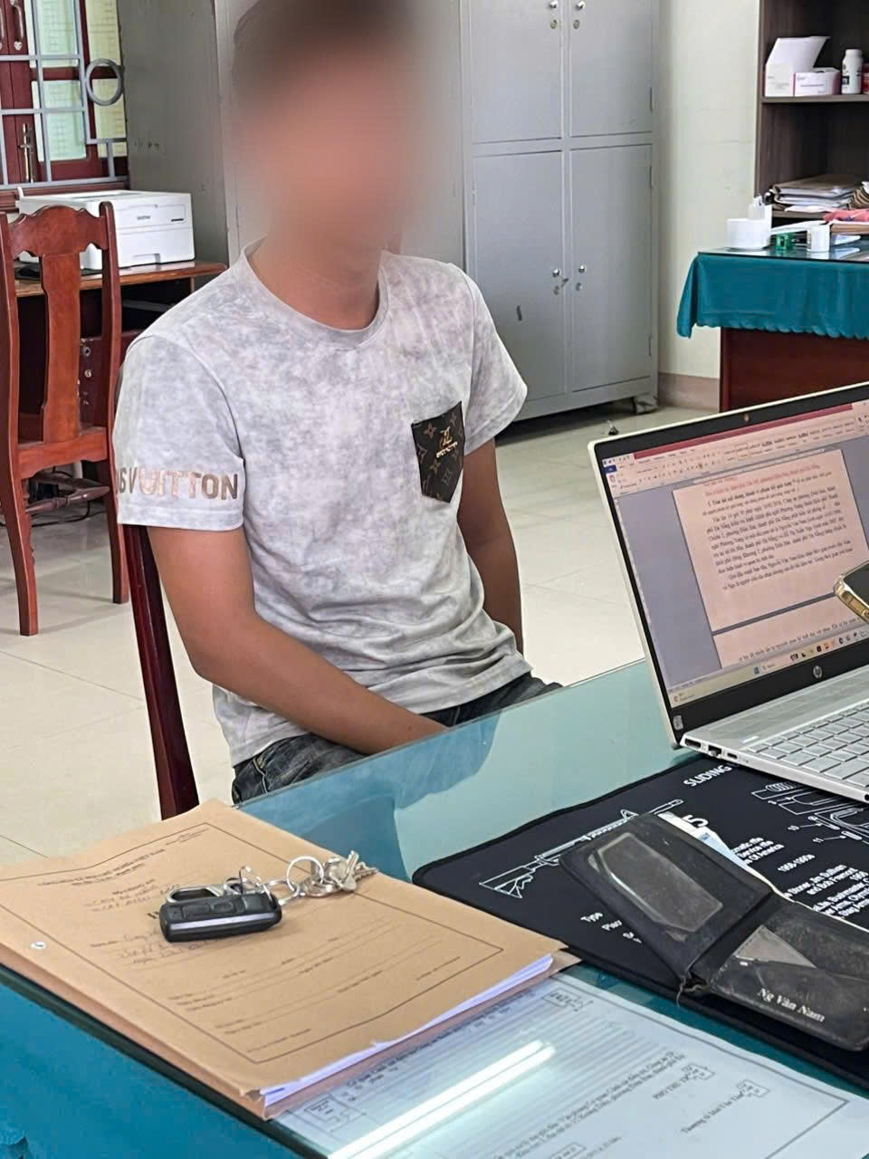 Bắt quả tang thanh niên sinh năm 2006 dùng clip nóng để cưỡng dâm người yêu cũ trong nhà nghỉ