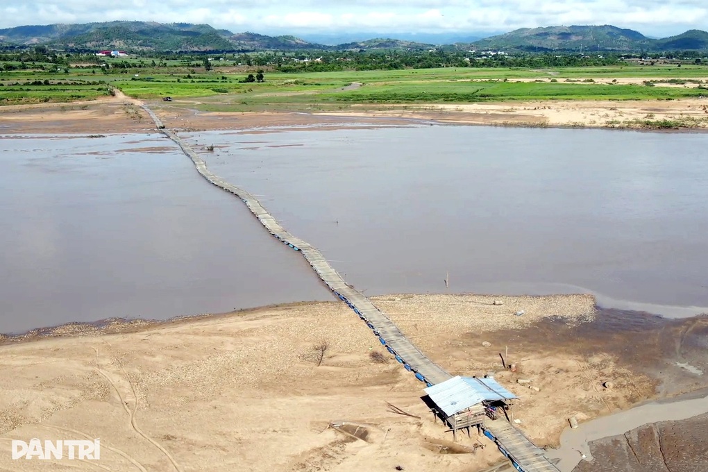 Người dân góp tiền làm cầu phao dài hơn 200m vượt sông Ba - 1 Người dân góp tiền làm cầu phao dài hơn 200m vượt sông Ba - 1