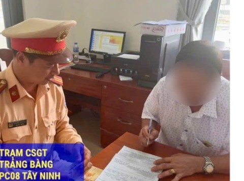 Xử phạt tài xế xe đưa rước công nhân “quên” đóng cửa khi lưu thông