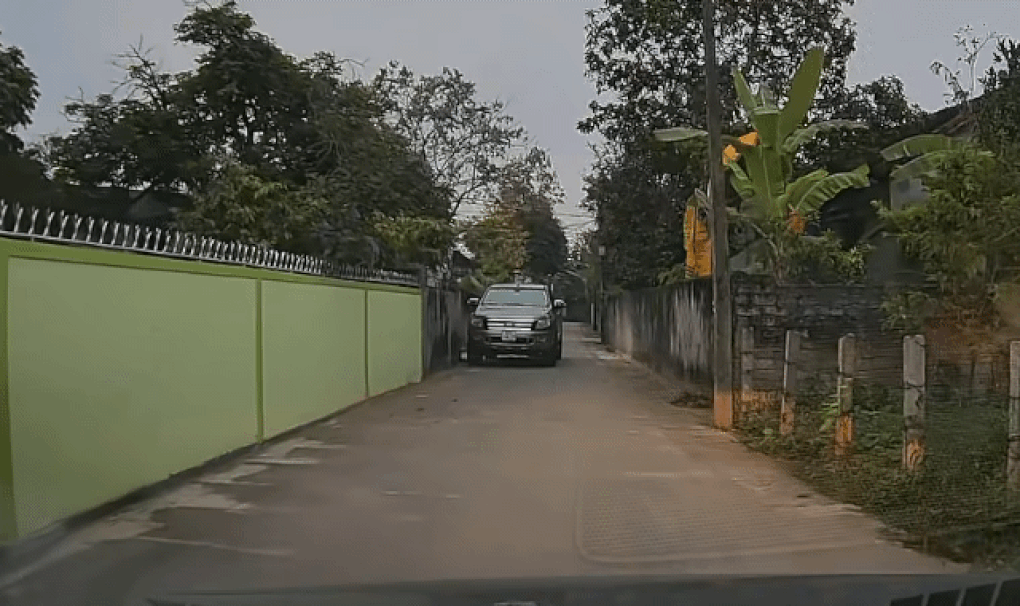 Công an xác minh clip tài xế đỗ xe chắn đường, thách thức người khác - 1