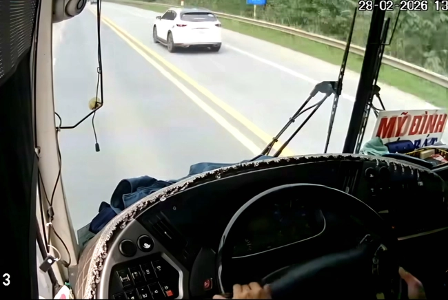 Xử phạt lái xe khách đi ngược chiều trên cao tốc 5 triệu đồng, trừ 2 điểm GPLX