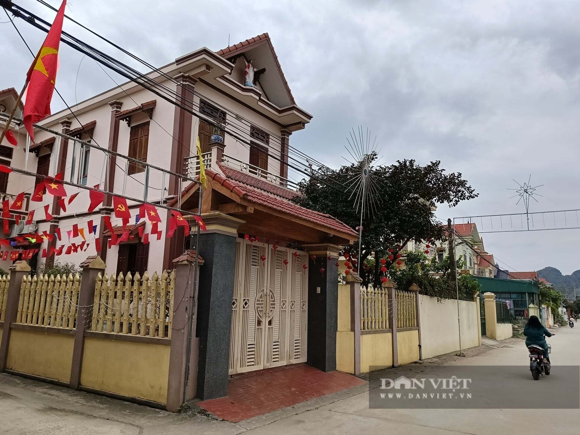 Đến “làng xuất ngoại” ở Ninh Bình đâu đâu cũng thấy nhà lầu, xe hơi, vì sao có người vẫn buồn rười rượi?