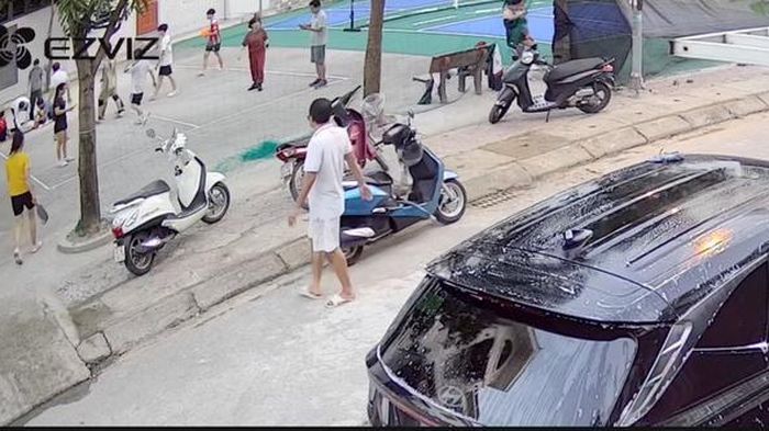 Khoảnh khắc sinh tử: Bác sĩ bế con đi dạo, kịp thời cứu người đàn ông đột quỵ