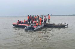 Tìm thấy thi thể thứ 2 trong vụ xà lan bị lật trên sông Hồng