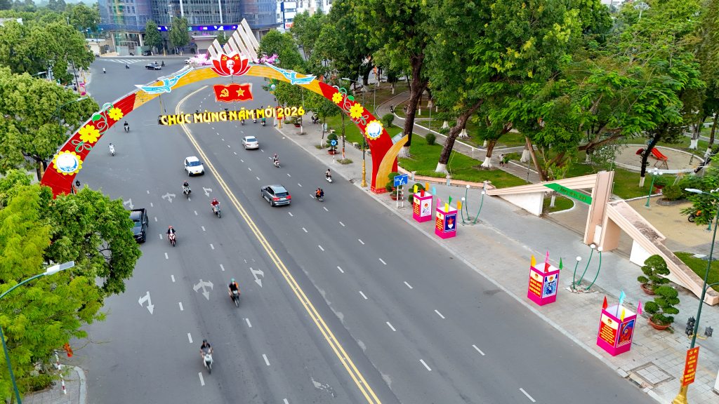 Phố phường rực rỡ cờ hoa, sẵn sàng cho ngày hội non sông