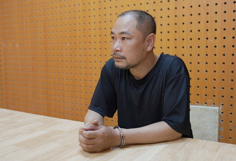 Đối tượng Trần Văn Hoàng tại cơ quan Công an