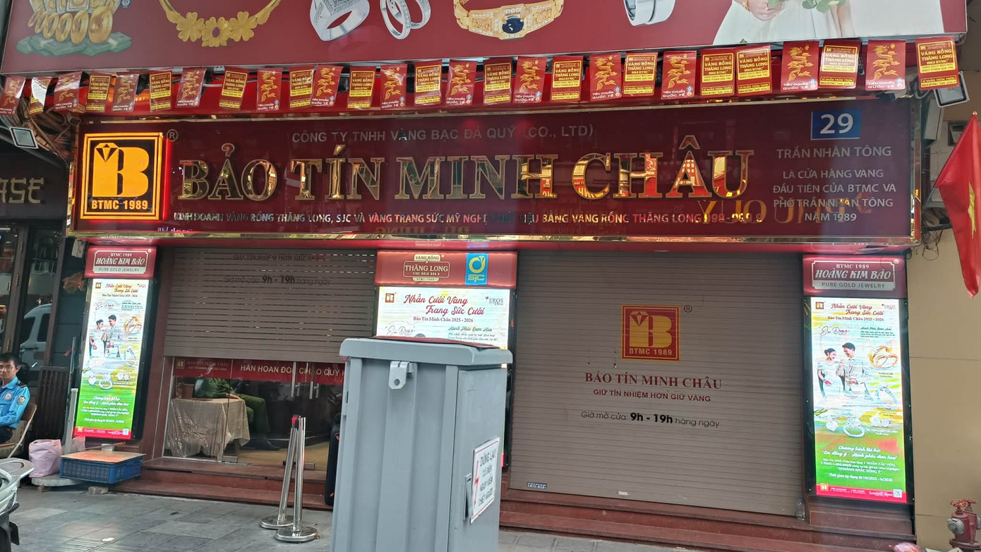 Hà Nội: Nhiều cảnh sát xuất hiện tại cửa hàng Bảo Tín Minh Châu- Ảnh 2. Hà Nội: Nhiều cảnh sát xuất hiện tại cửa hàng Bảo Tín Minh Châu- Ảnh 2.