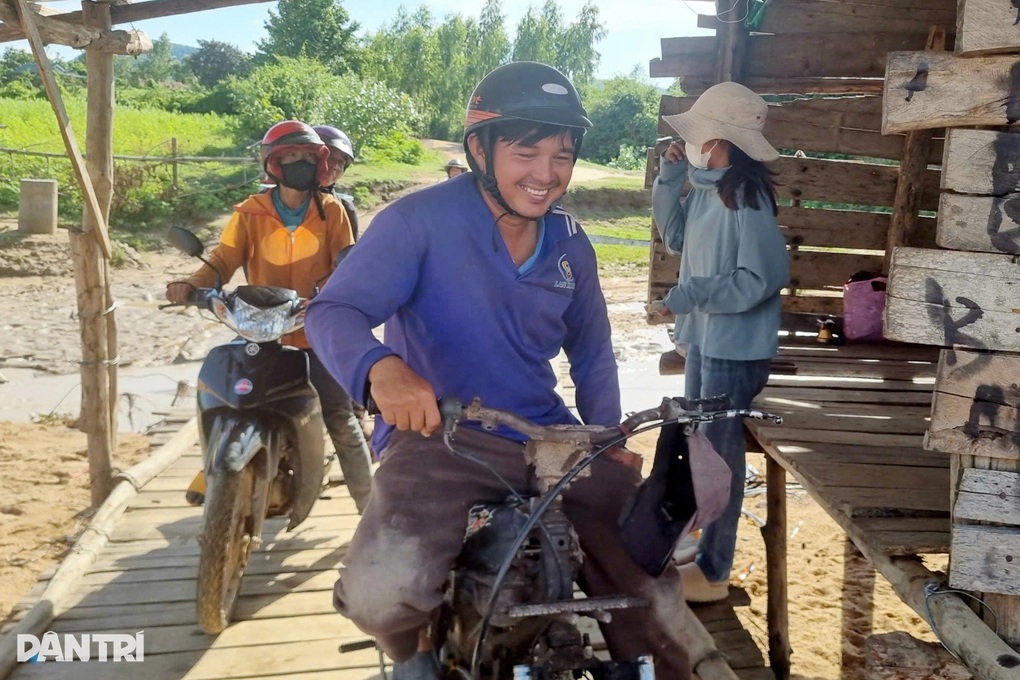 Người dân góp tiền làm cầu phao dài hơn 200m vượt sông Ba - 2 Người dân góp tiền làm cầu phao dài hơn 200m vượt sông Ba - 2