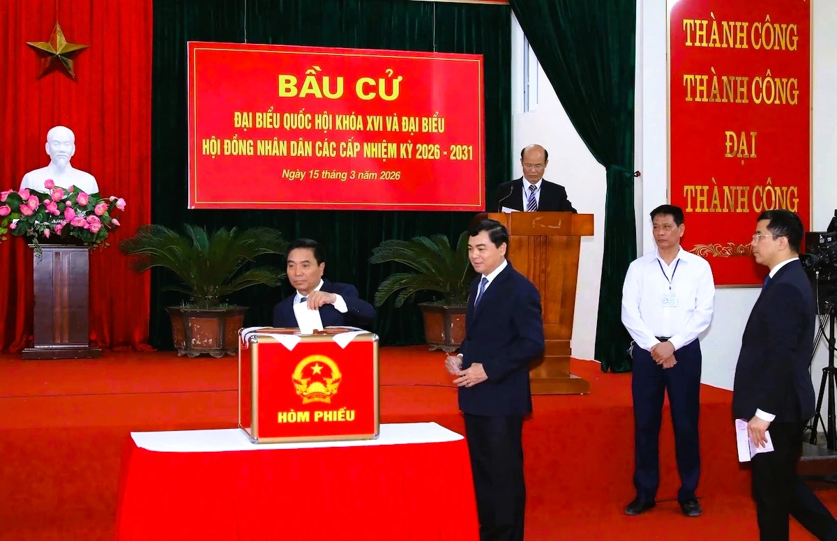 Lãnh đạo tỉnh Thanh Hóa bỏ phiếu bầu đại biểu Quốc hội và HĐND các cấp tại khu vực bỏ phiếu khu phố Bình Minh, phường Hạc Thành, tỉnh Thanh Hóa.