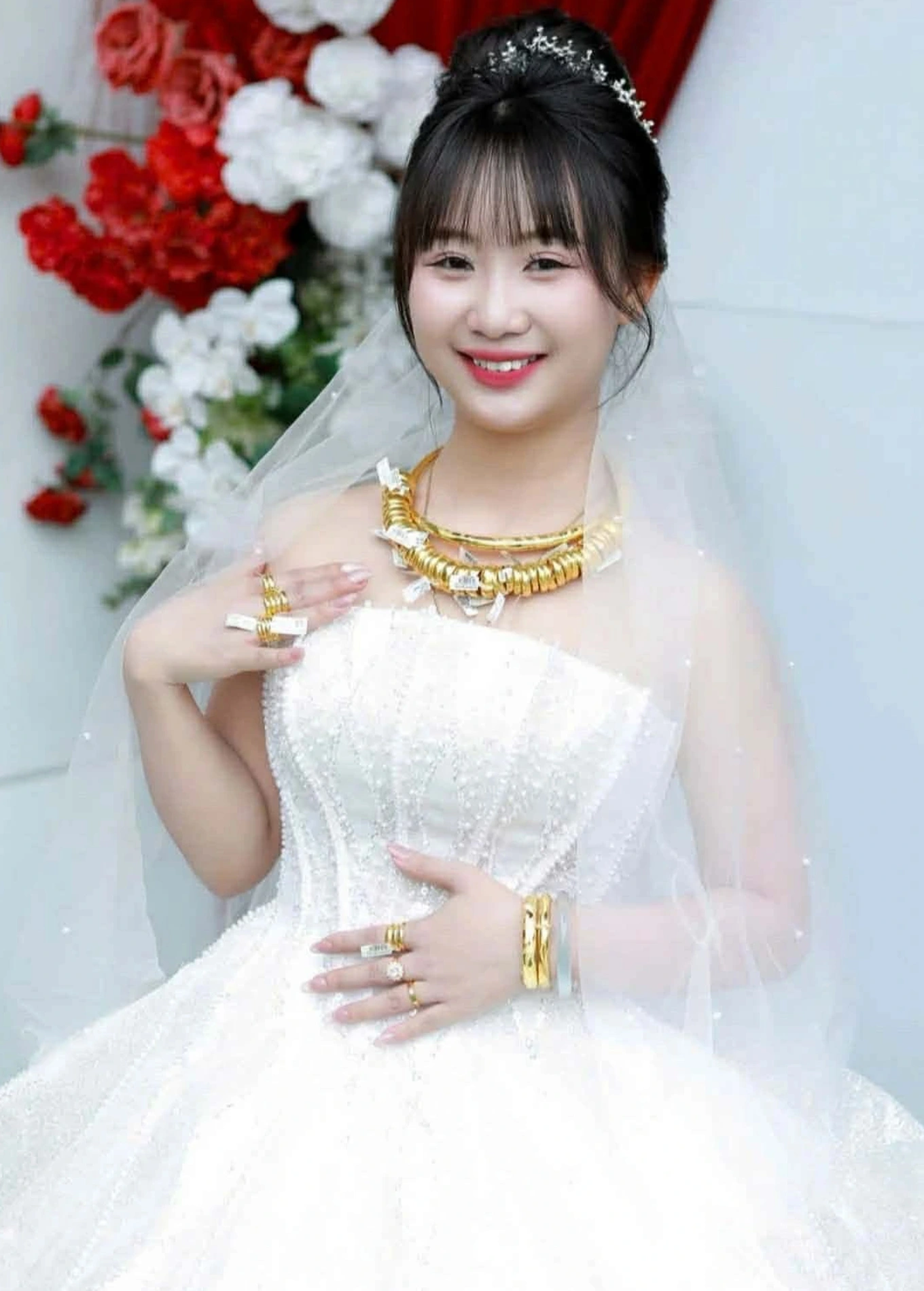 Cô dâu xinh đẹp nhận 10 cây vàng từ mẹ trong lễ cưới