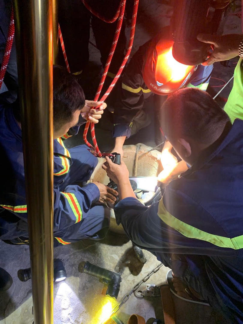 Cứu cô gái rơi xuống giếng sâu lúc rạng sáng 