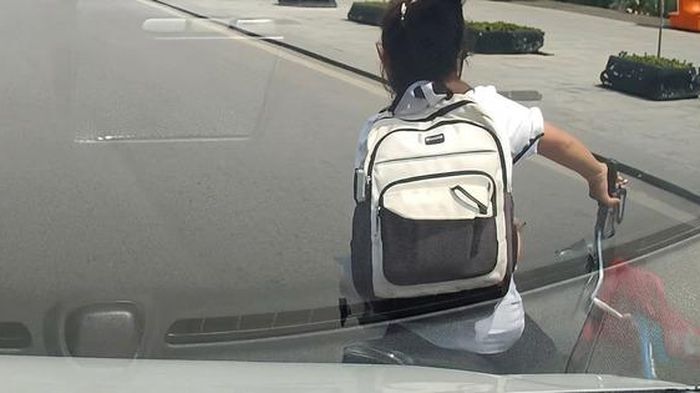 Nữ sinh tạt ngang đầu ô tô, tài xế phanh gấp vẫn không tránh kịp