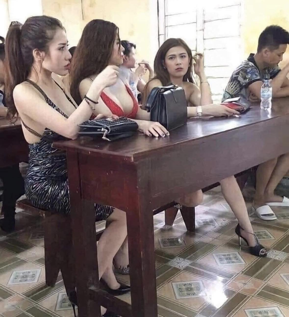 ‘Động’ karaoke Ruby HP: 14 chân dài được xác định là nghiện