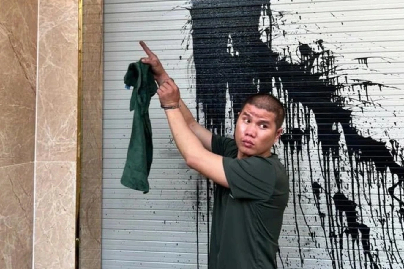 Con trai chủ quán hải sản khai lý do tạt sơn tiệm vàng ở TPHCM