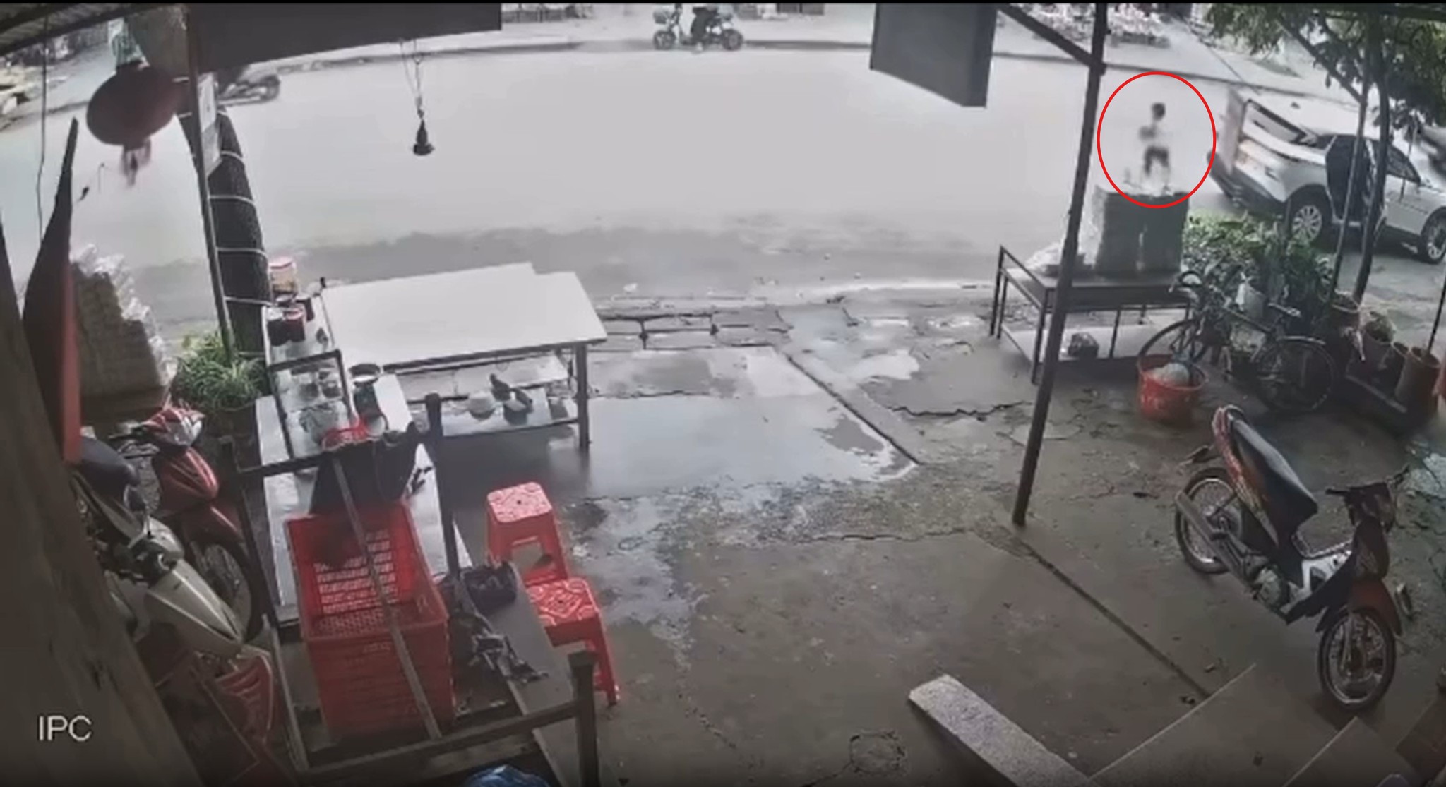 Nghe bảo bố qua đường mua bánh đa, quên không đóng cửa xe