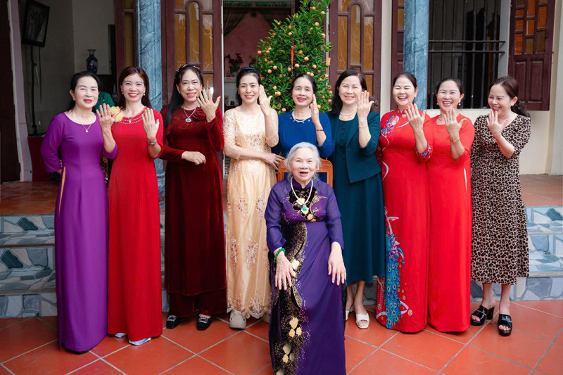 Cụ bà 90 tuổi cầm hộp vàng tặng 5 con dâu, 4 con gái: Thông báo khiến con cháu “ngã ngửa”