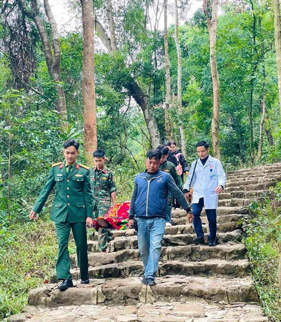 KỊP THỜI HỖ TRỢ, SƠ CỨU DU KHÁCH BỊ NGẤT TẠI YÊN TỬ