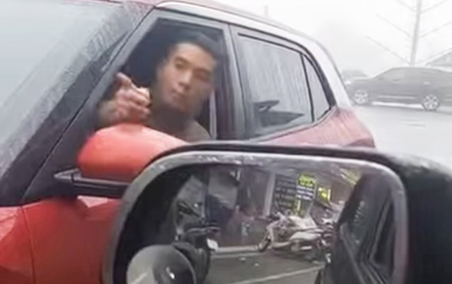 Ô tô 22A-240.09 đi ngược chiều, tài xế không nhường đường còn thách thức ‘đỗ cả ngày’