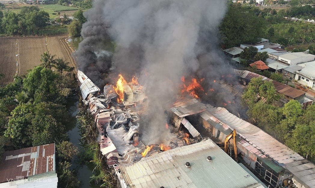 Cháy lớn kho hàng sát khu dân cư ở Đồng Nai