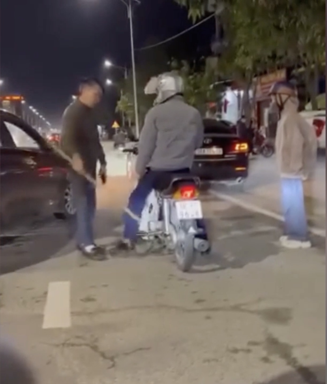 Vụ giám đốc cầm gậy dọa người khác giữa đường: Xin lỗi, mong được bỏ qua