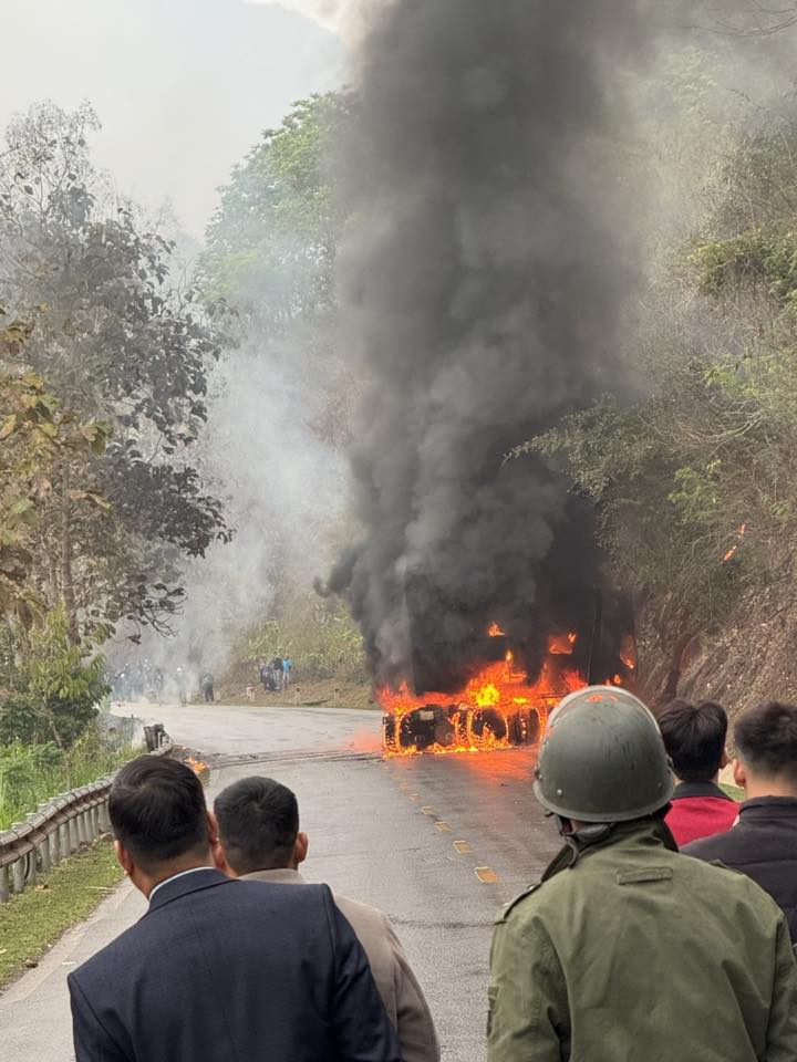 [VIDEO] Cháy xe trên QL6 đoạn qua xã Chiềng Hặc