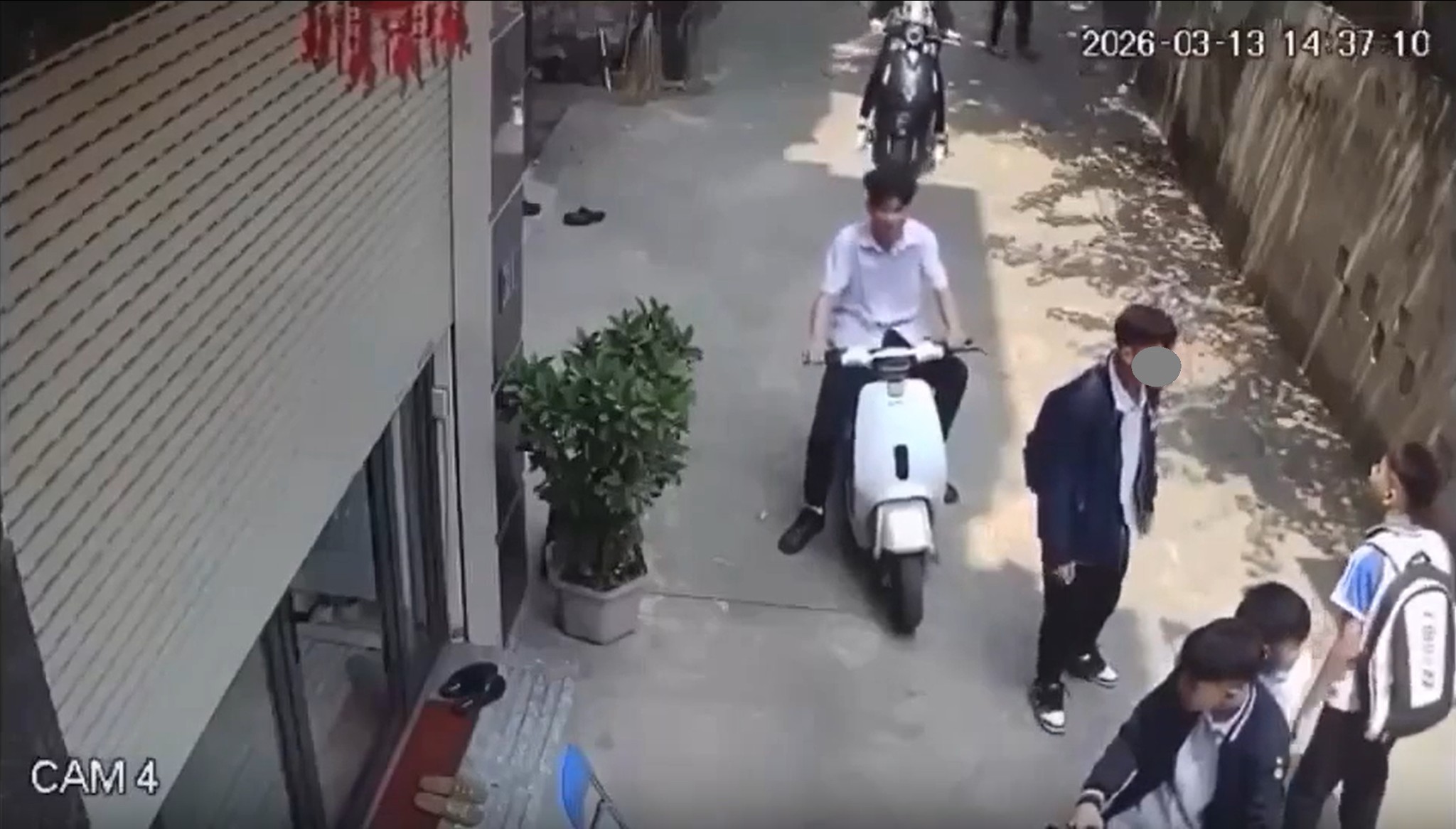 Các cháu giờ manh động quá