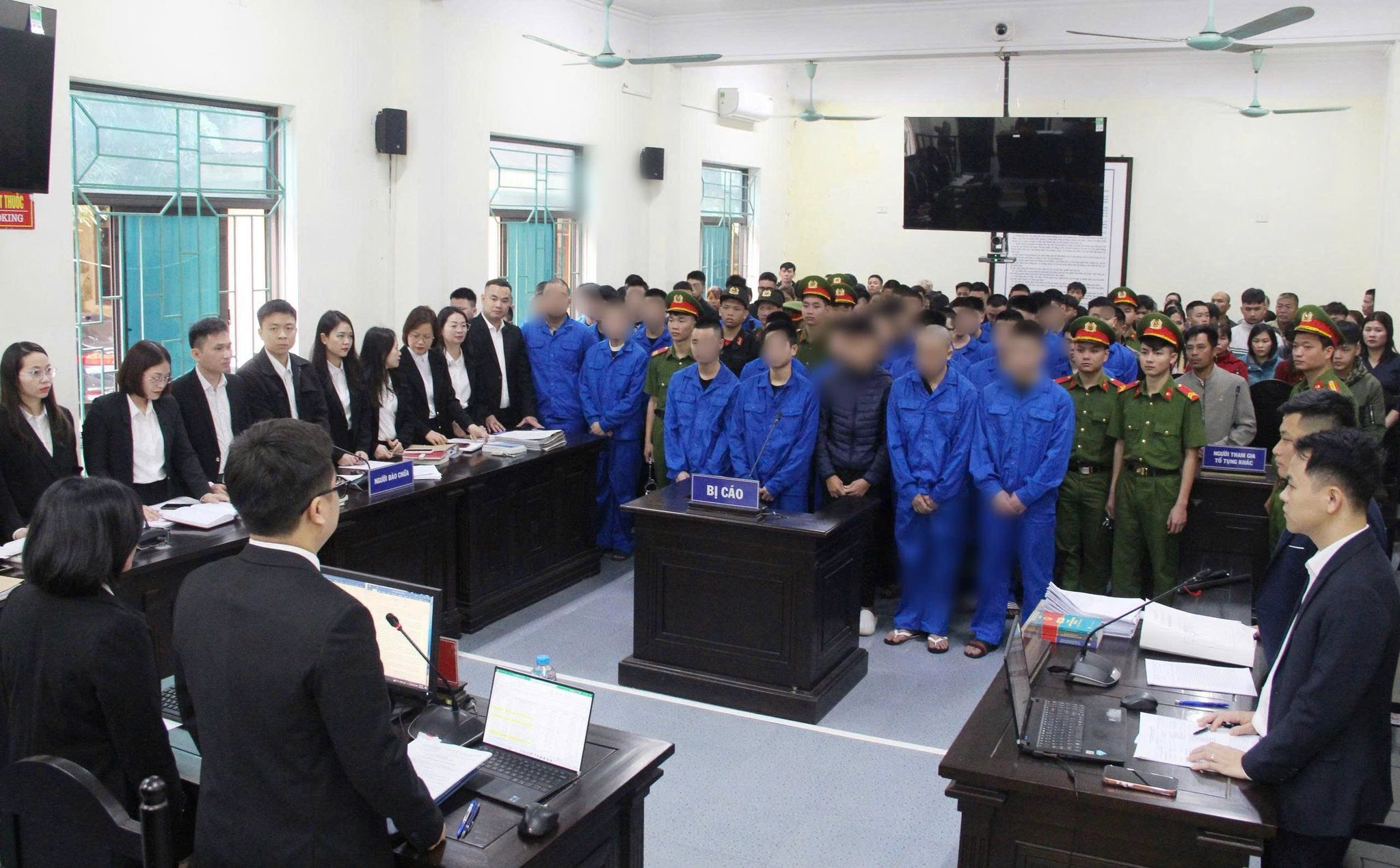 CÔNG AN PHƯỜNG HOA LƯ PHỐI HỢP BẢO ĐẢM AN NINH, AN TOÀN PHIÊN TÒA XÉT XỬ 62 BỊ CÁO VỀ TỘI “GÂY RỐI TRẬT TỰ CÔNG CỘNG”