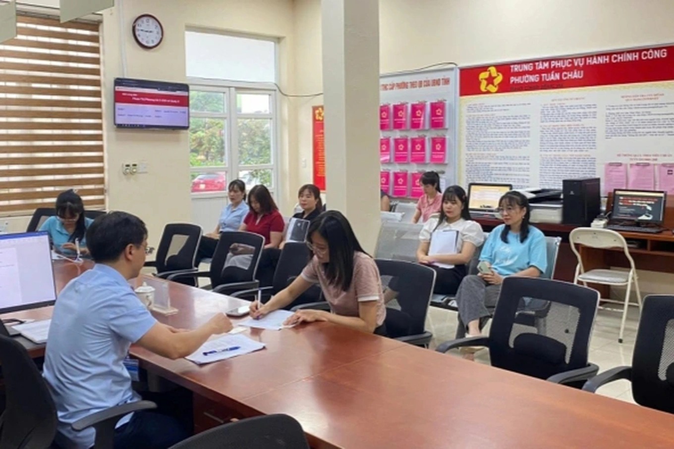 Tạm đình chỉ 4 cán bộ phường ở Quảng Ninh vì chậm giải quyết thủ tục