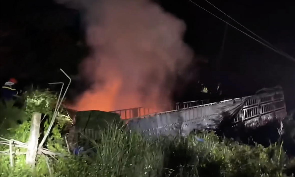 Cháy xe đầu kéo, tài xế tử vong