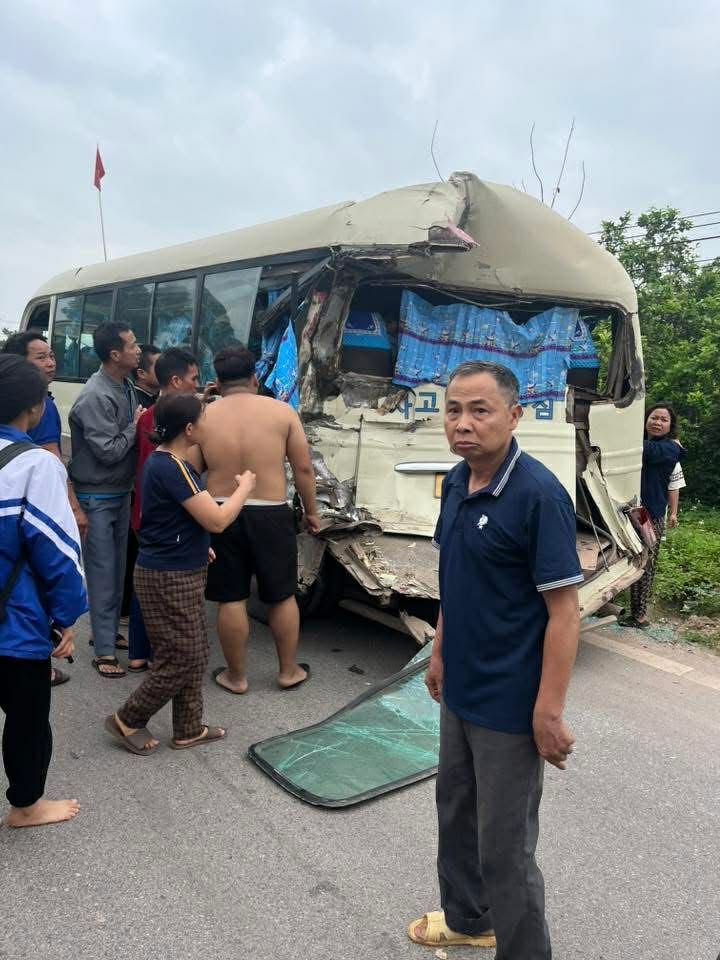 [VIDEO] TNGT xe tải tông xe chở học sinh sáng nay ở Thái Nguyên