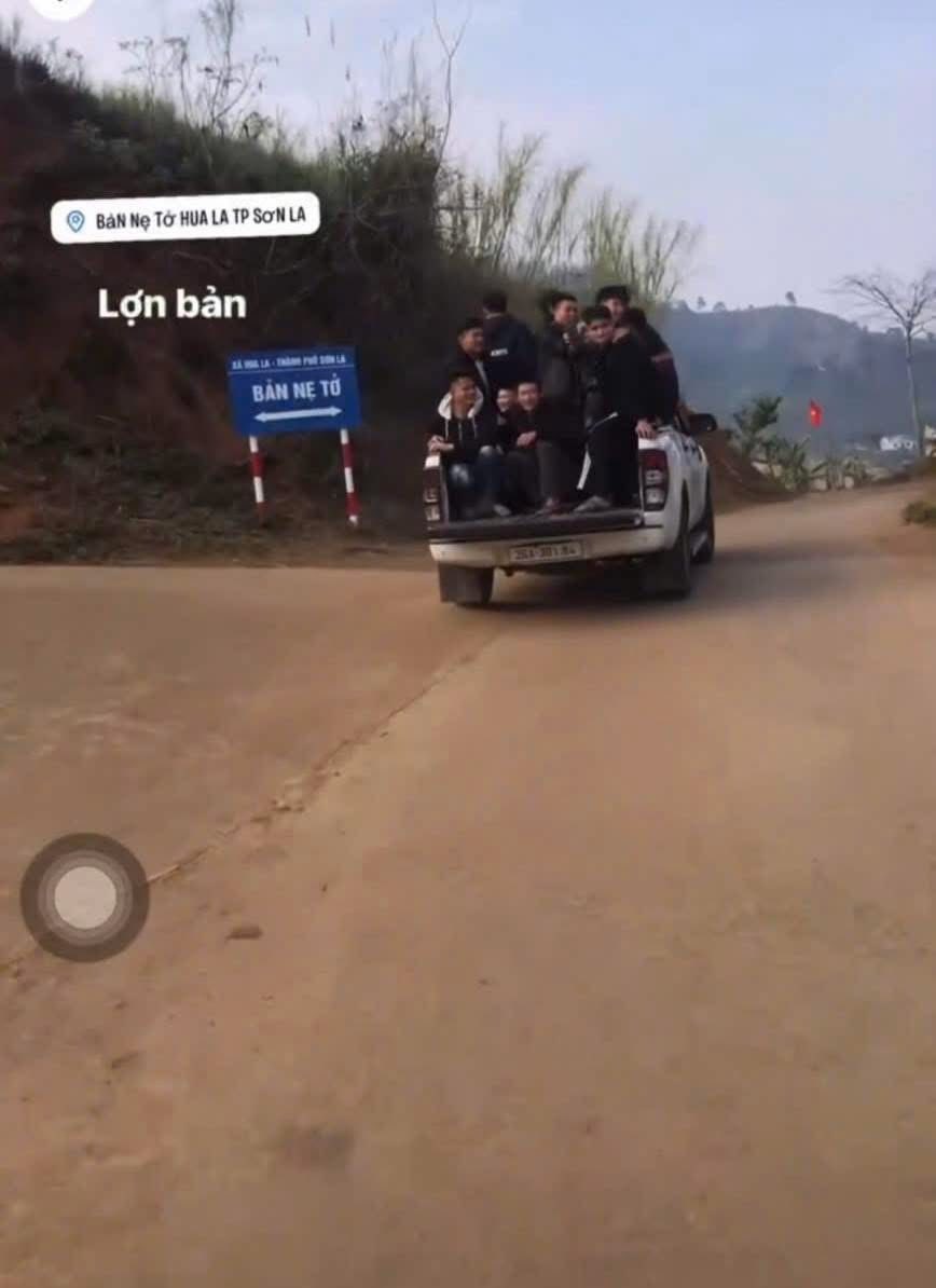 CHỞ NGƯỜI TRÊN THÙNG XE BÁN TẢI – TÀI XẾ BỊ XỬ PHẠT 5 TRIỆU ĐỒNG, TRỪ 6 ĐIỂM GPLX