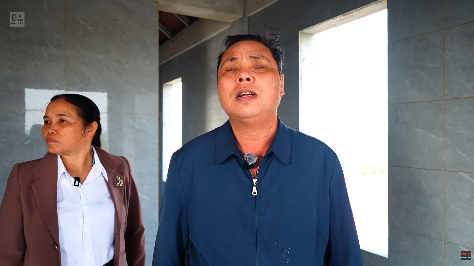 Người đàn ông mù bán tăm bông dạo suốt 34 năm xây nhà 5 tỷ tặng vợ: Hé lộ thu nhập mỗi ngày gây choáng