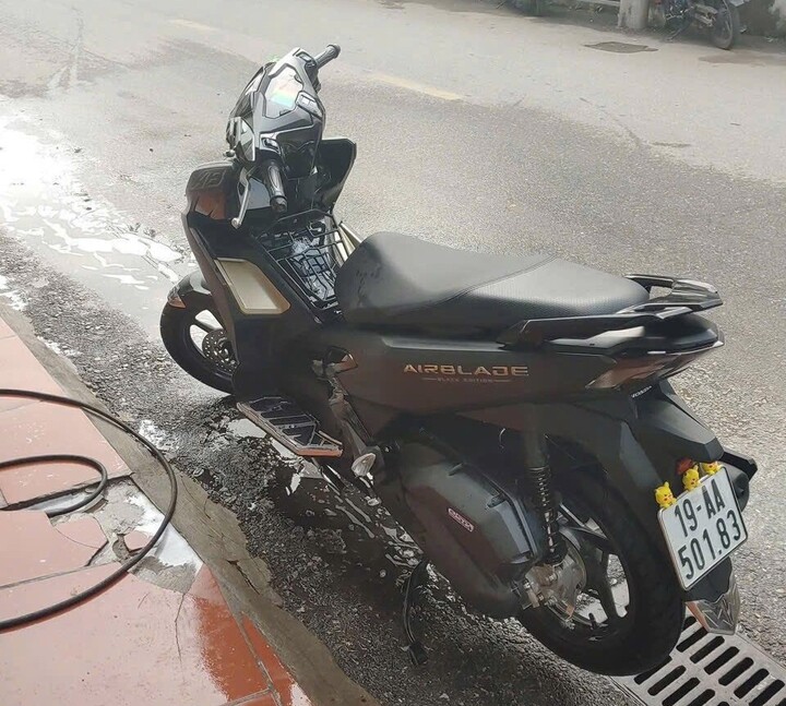 Chiếc mô tô Honda Air Blade được phát hiên ở nơi cách xa hiện trường. (Ảnh: Công an Bắc Ninh).