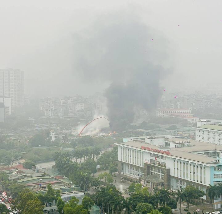 Hà Nội rạng sáng nay: Mưa đá và có cháy lớn - Ảnh 4.
