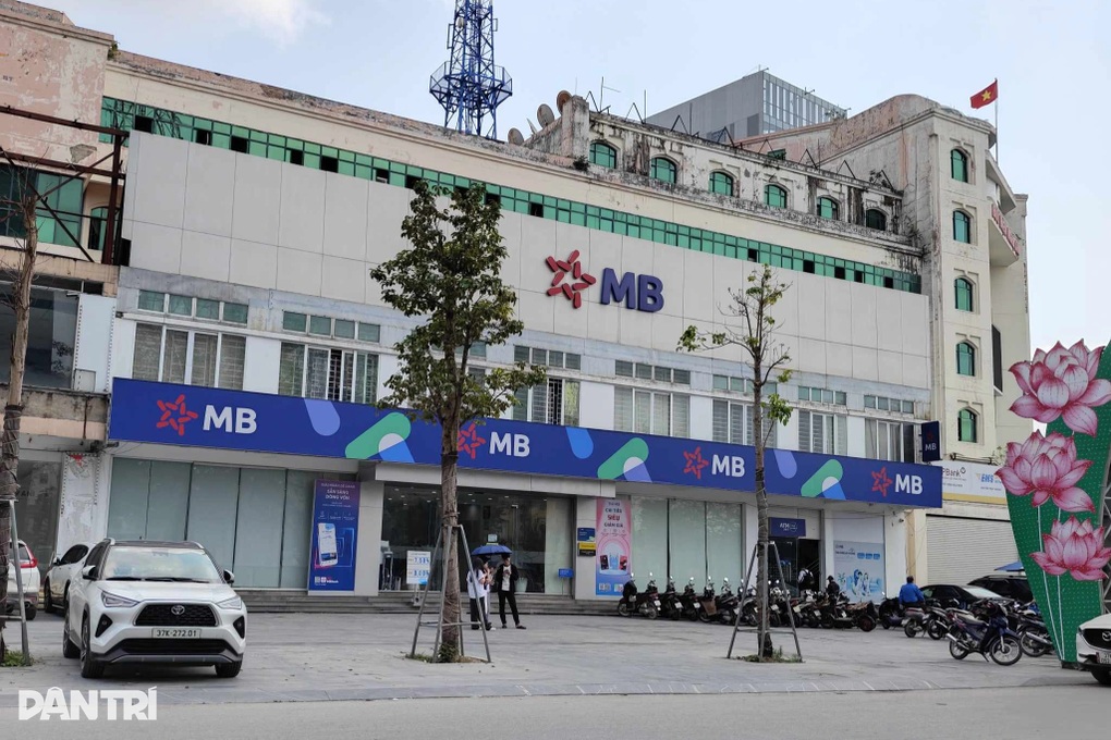 Vào giao dịch, người đàn ông phát hiện xấp tiền 500.000 đồng trong cây ATM - 1 Vào giao dịch, người đàn ông phát hiện xấp tiền 500.000 đồng trong cây ATM - 1