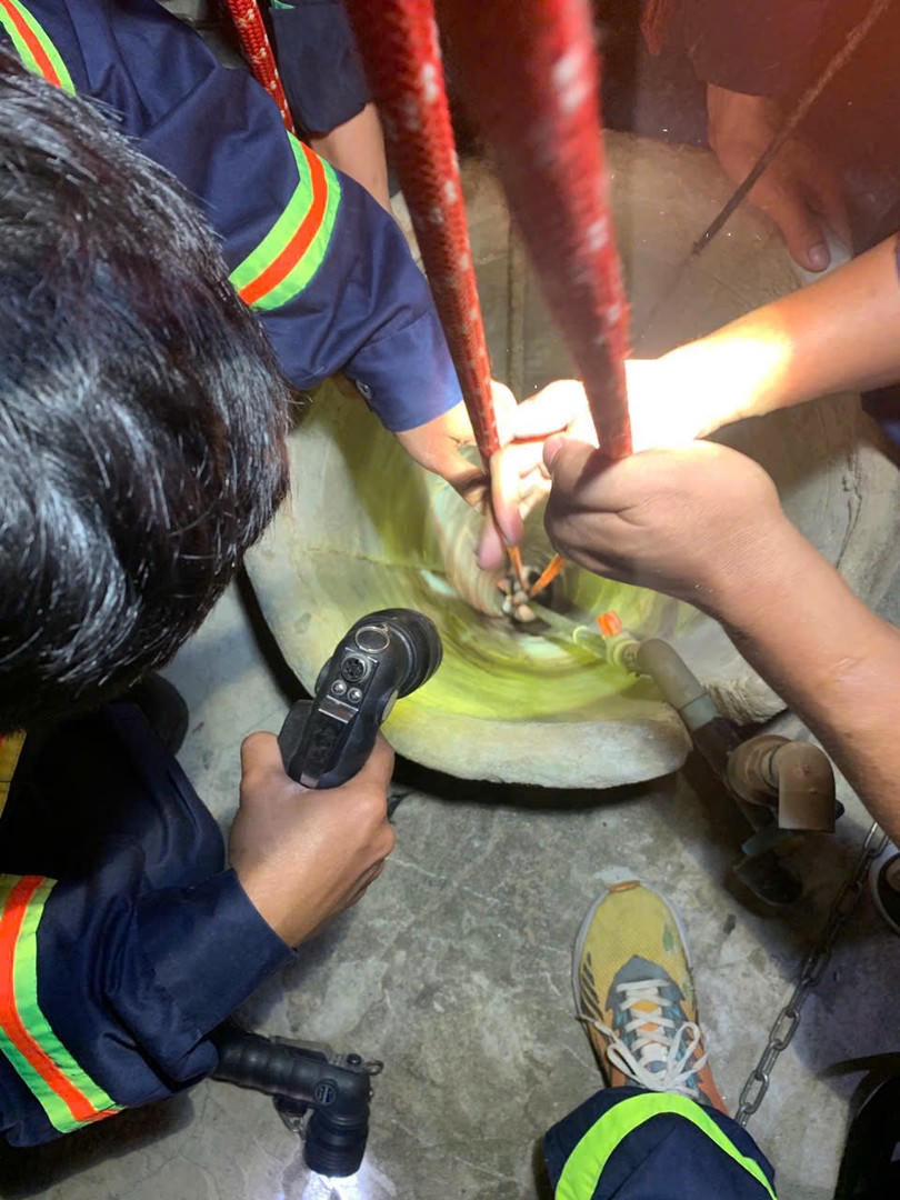 Cứu cô gái rơi xuống giếng sâu lúc rạng sáng 