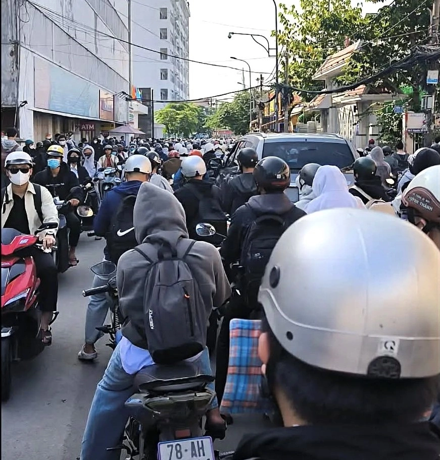 Sinh viên Đại học Công nghiệp TP HCM chật vật tìm chỗ gửi xe