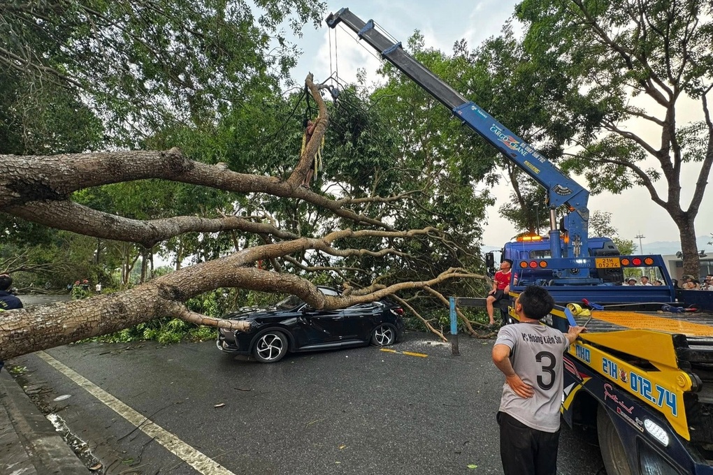 7 nhà sập hoàn toàn, gần 4.200 nhà bị tốc mái do dông lốc, mưa đá - 1 7 nhà sập hoàn toàn, gần 4.200 nhà bị tốc mái do dông lốc, mưa đá - 1