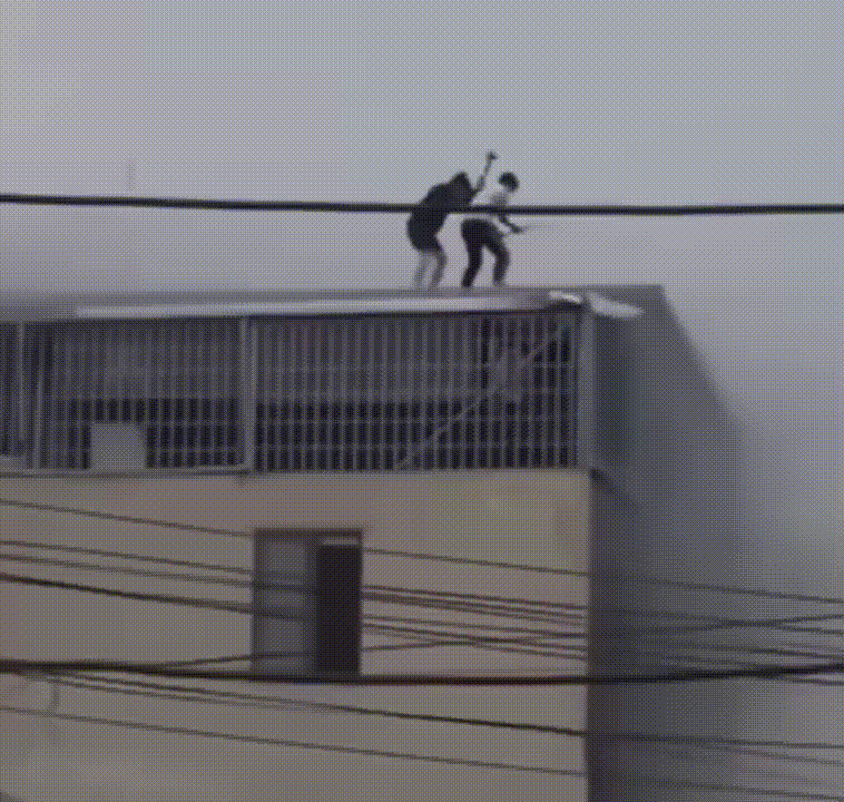 Gặp người thợ nhôm sắt dùng chân giàn giáo phá mái tôn ‘mở đường sống’ cho 7 người- Ảnh 1.