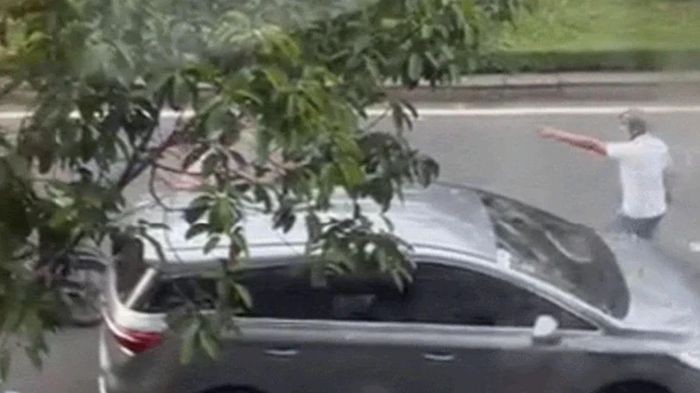 Khởi tố 2 người đi xe máy đánh tài xế ô tô, là ai?