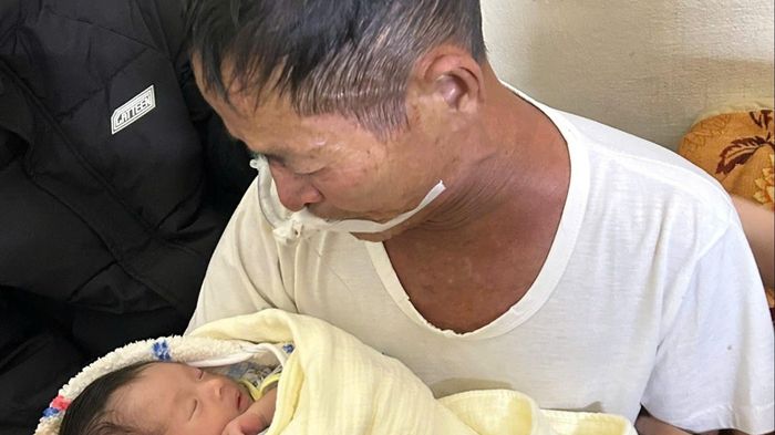 Ông nội đeo ống thở, gắng bế cháu nội lần cuối trước khi qua đời