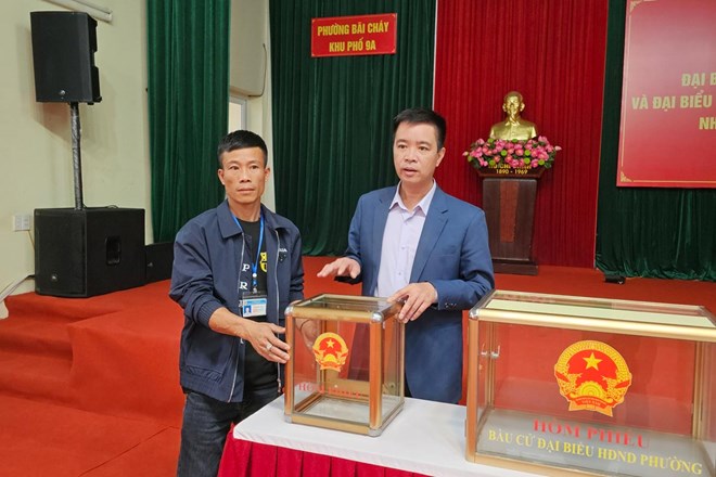 Sẵn sàng hỗ trợ cử tri là khách du lịch tham gia bầu cử tại Quảng Ninh