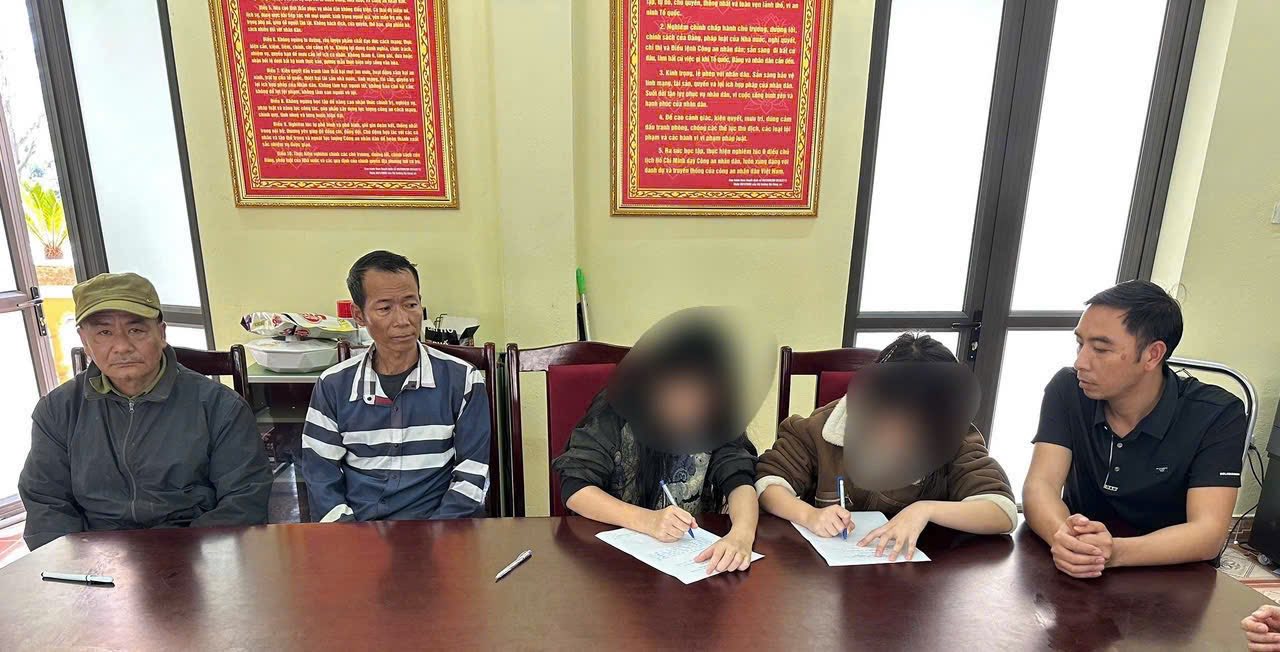 Công an Lào Cai đưa 2 nữ sinh bỏ học đi làm quán karaoke trở lại trường